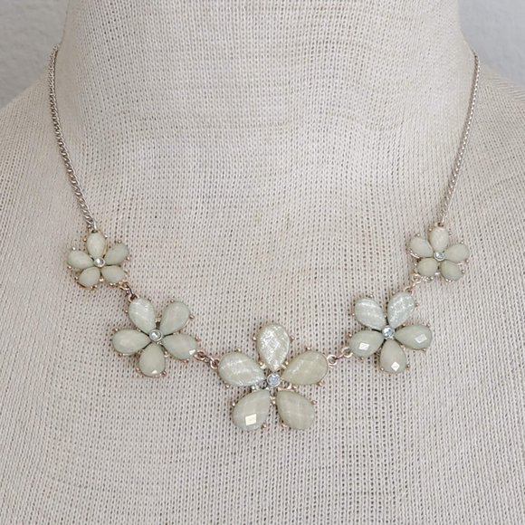 Iridescent Linked Flowers Spring Necklace - Picture 2 of 3